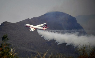Un avion bombardier d'eau au-dessus de la Bolivie, le 23 août 2019.