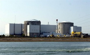 L'une des deux unités de production de la centrale nucléaire de Fessenheim (Haut-Rhin) est maintenue à l'arrêt depuis samedi en raison d'un problème d'étanchéité qui a provoqué deux incidents mineurs, a-t-elle annoncé jeudi la direction dans sa lettre hebdomadaire.