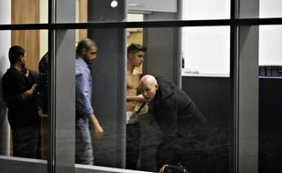 Le chanteur canadien Justin Bieber passe les contrôles aéroportuaires à l'aéroport de Lodz, le 25 mars 2013.