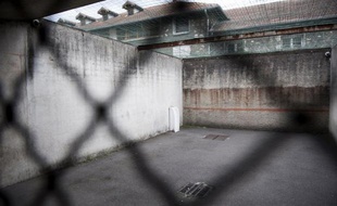 Un détenu de la maison d'arrêt de Fresnes s'est évadé mercredi d'un hôpital du Val-de-Marne où il s'était rendu pour un examen médical, a-t-on appris de source policière.