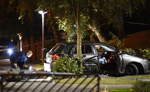 Un policier suédois examine la scène d'une fusillade à Malmö, le 25 septembre 2016.