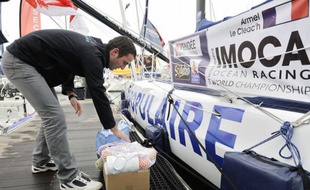 L'agitation fébrile des grands jours régnait samedi aux premières heures de la matinée sur le ponton des Sables-d'Olonne (ouest), quelques heures avant le départ des 20 skippers du 7e Vendée Globe, la course autour du monde en solitaire et sans escale.