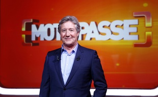 Patrick Sabatier aux commandes du jeu «Mot de passe» sur France 2