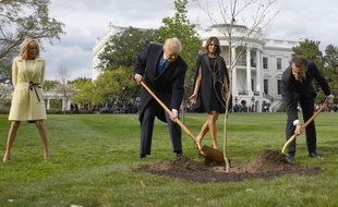Brigitte Macron et Melania Trump regardent leur mari au boulot, le 23 avril 2018.