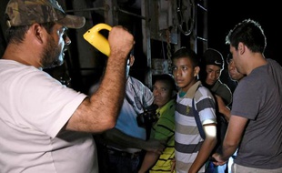 Des migrants sont arrêtés par des agents de l'immigration mexicaine à San Mateo, dans le Chiapas, le 20 juin 2015