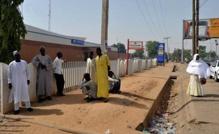 Au moins sept personnes plus un kamikaze ont trouvé la mort vendredi dans une série d'attentats et des fusillades à Kano, principale ville du nord du Nigeria, ont rapporté des témoins et la police.