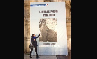 La journaliste Anne-Isabelle Tollet devant la photo d'Asia Bibi affichée à l'hôtel de ville de Paris, en décembre 2014.