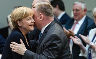Le ministre allemand de la Santé, Hermann Groehe, félicite la chancelière allemande Angela Merkel (g) pour ses 60 ans, le 17 juillet 2014 à Berlin