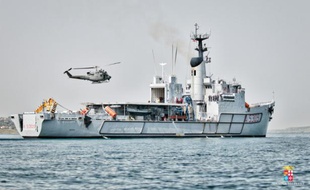 Photo transmise par la marine italienne, le 12 mai 2016 qui montre le début des opérations de renflouement d'un chalutier coulé en Méditerranée avec près de 800 migrants à bord