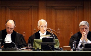 Le président de la Cour Internationale de Justice (CIJ), le juge Hisashi Owada (C), le vice-président, le juge Peter Tomka (G) et le juge Awn Shawkat Al-Khasawneh, annoncent la décision de la Cour sur la déclaration d'indépendence du Kosovo, au Palais de la Paix, à La Haye, le 22 juillet 2010.