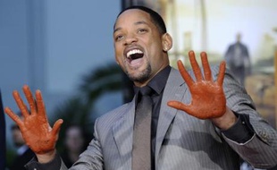 L'acteur américain Will Smith après avoir apposé ses mains dans du ciment lors d'une cérémonie au cinéma Grauman à Los Angeles, le 10 décembre 2007.