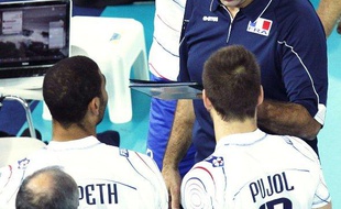 Le sélectionneur de l'équipe de France de volley Philippe Blain (de face) donne ses consignes à ses joueurs, dont Earvin Ngapeth (à g.) lors d'un match contre les Etats-Unis, aux championnats du monde de volley, le 4 octobre 2010.