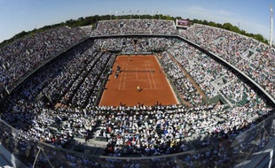 Le court central de Roland-Garros lors de la demi-finale entre le Britannique Andy Murray et l'Espagnol Rafael Nadal, le 6 juin 2014 à Paris