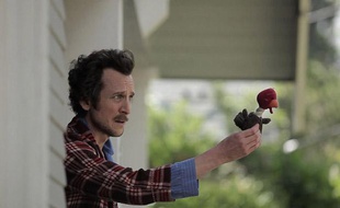 Le lunaire Dolph (Jack Plotnick) cherche son chien Paul.
