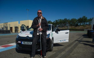 Luc Costermans, directeur de l'association "Les non-voyants et leurs drôles de machines" (NVDM), le 7 septembre 2015 sur l'Anneau du Rhin à Biltzheim, au sud de Colmar