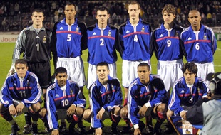Nicolas Gillet (4e en haut en partant de la gauche) sous le maillot de l'équipe de France A' en mars 2001.