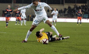 L'attaquant marseillais Loic Rémy devancé par le gardien de Montpellier, le 19 novembre 2011 à Montpellier.