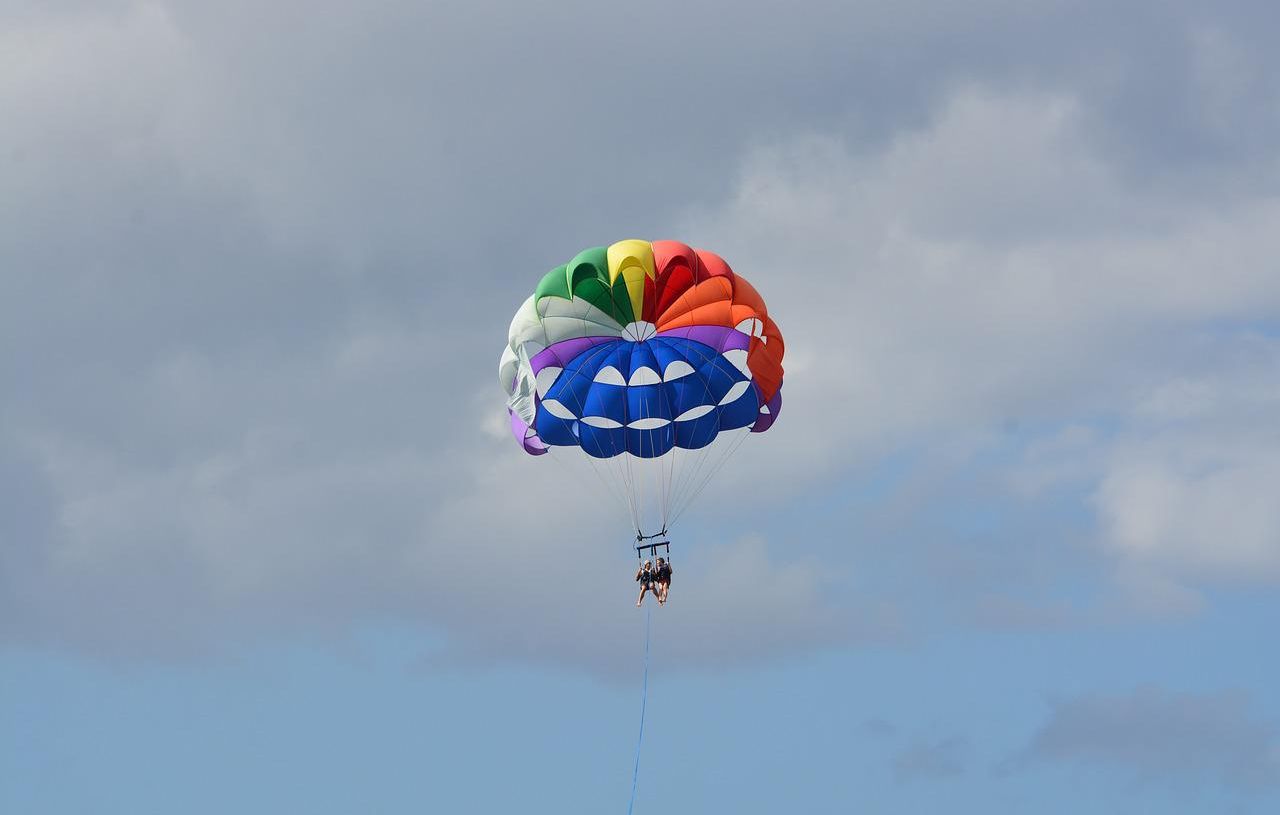 Tunisie : Une touriste dit avoir été agressée sexuellement lors d'un vol en parachute ascensionnel thumbnail
