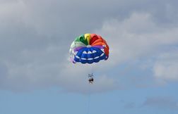 Une touriste agressée sexuellement lors d’un vol en parachute ascensionnel