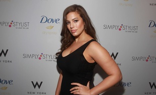 Ashley Graham lors d'un défilé, le 25 octobre 2015.