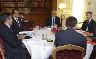 François Fillon et Nicolas Sarkozy lors du déjeuner de crise du 17 août 2011