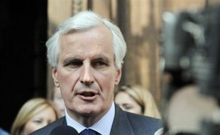 Le ministre de la Pêche Michel Barnier a tenté vendredi matin de "rassurer" les pêcheurs en colère, qui maintiennent la pression sur l'ensemble du littoral avec notamment une "opération escargot" dans le pas de Calais.