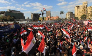 Des milliers d'Egyptiens se sont rendus vendredi sur la place Tahrir au Caire pour réclamer des changements démocratiques, promettant de relancer leur révolution inachevée un an après la chute du président Hosni Moubarak.