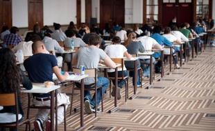 L'emblématique épreuve de philosophie a donné lundi le coup d'envoi du baccalauréat, qui concerne plus de 700.000 candidats toutes séries confondues, lors d'une édition 2012 placée sous surveillance renforcée après les fraudes de l'an dernier.