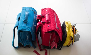 Les inserts de protection doivent être glissés dans les sacs à dos des élèves.