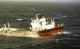 Le pétrole échappé de l'Erika qui a souillé le littoral en 1999 peut être qualifié de "déchet", dont Total est responsable, a tranché la Cour de cassation dans un litige opposant le groupe pétrolier à une commune victime de la marée noire, Mesquer en Loire-Atlantique.