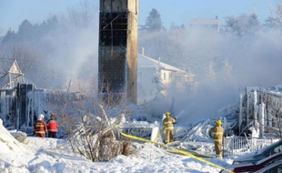 Le bilan d'un incendie d'une maison de retraite à l'Isle-Verte au Québec a été revu à la hausse jeudi soir avec cinq morts, et devrait continuer de s'aggraver au fil des heures avec la poursuite de la fouille des décombres, ont prévenu les autorités qui ont maintenu à 30 le nombre des disparus.