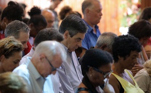 François Fillon lors de la messe dimanche 12 février à l'église Notre-Dame de la Paix dans la commune de Saint-Gilles-les Bains à La Réunion.