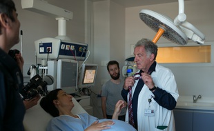 Raphaëlle Catteau, la réalisatrice, et le docteur René Frydman, avant l'opération rejouée pour le documentaire «Journal d'une Fiv».