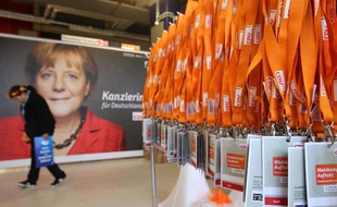 A deux semaines des législatives allemandes, la chancelière allemande Angela Merkel se faisait étriller lundi par l'opposition et nombre d'éditorialistes pour ses "zigzags" sur la Syrie alors que les Etats-Unis organisaient une riposte à l'utilisation présumée d'armes chimiques.