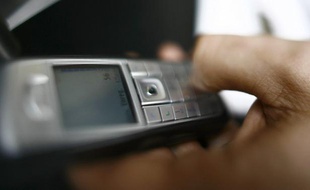 Un homme a été lapidé à mort par une foule qui l'accusait du vol d'un téléphone portable à Polokwane, la plus grande ville du nord de l'Afrique du Sud, a indiqué lundi la police locale, qui a ouvert une enquête pour meurtre.