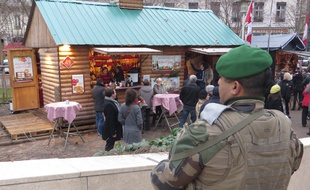 Lyon, le 20 décembre 2016
Quelques heures après qu'un camion ait tué 12 personnes sur le marché de Noël à Berlin, les moyens de sécurité ont été renforcé sur les marchés de Noël de la ville. Des militaires et policiers patrouillent toute la journée. C.Girardon / 20 Minutes