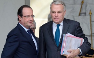 La cote de confiance de François Hollande s'est très faiblement redressée en juin pour la première fois depuis février et le lancement de l'opération militaire au Mali, avec 32% (+1) d'opinions positives, ainsi que celle de Jean-Marc Ayrault avec 32% (+2), selon un sondage LH2 pour Le Nouvel Observateur publié lundi.