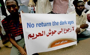 Manifestation de soutien à une journaliste condamnée à 40 coups de fouet pour avoir porté un pantalon, le 4 août 2009 à Khartoum