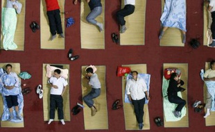 L'université de Wuhan, dans la province chinoise d'Hubei, a installé 350 nattes pour que les parents accompagnant les étudiants pour leur rentrée puissent dormir, le 3 septembre 2008.