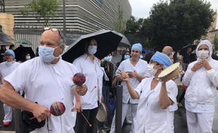 Armando Paz Paredes (à gauche), neurochirurgien à Marseille, manifeste le 4 juin 2020 lors des Jeudis de la colère.