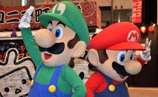 Super Mario et Luigi, deux héros des jeux vidéo du géant japonais, Nintendo, photographiés le 26 avril 2014 à Chiba, près de Tokyo