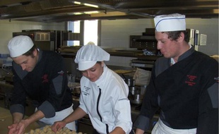 Les apprentis se sont entraînés hier en servant leur plat au restaurant d'application.