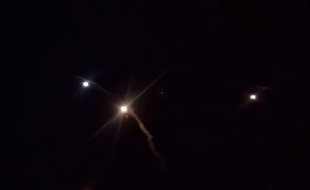 Image de la télévision iranienne montrant les tirs de missiles contre les bases américaines en Irak le 8 janvier 2020.