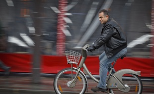 Paris le 27 janvier 2013. Illustration Velo velib dans les rues de Paris.