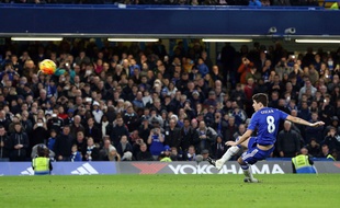 Oscar glisse et rate son penalty lors de Chelsea-Watford le 26 décembre 2015.