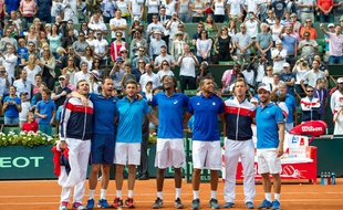 L'équipe de France de Coupe Davis fête sa victoire sur la République tchèque le 14 septembre 2014.