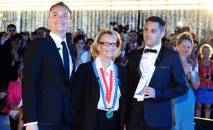 La maire de Montpellier, Hélène Mandroux, au milieu des deux premiers mariés homosexuels, Vincent Autin (à gauche) et Bruno Boileau (à droite), le 29 mai 2013.
