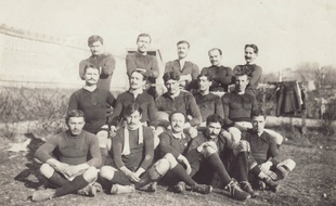 L'équipe du Stade Toulousain lors de la finale du championnat des Pyrénées, le 5 février 1911. Elle recevra Gloucester 23 jours plus tard.