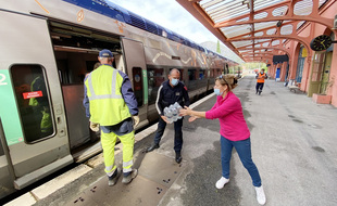 Le train des Merveilles, sur la ligne Nice-Tende-Cuneo, a également servi à transporter des denrées dans les vallées sinistrées (ici à Breil-sur-Roya)