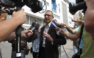 Maitre Gabriel Versini, avocat d'un des sept policiers interpellés à leur domicile, dans le cadre d’une vaste opération judiciaire, le 11 septembre 2012 devant le commissariat de Villeurbanne.